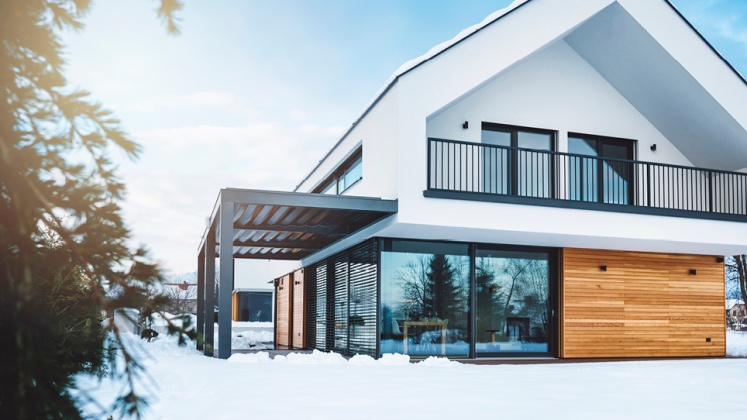 Ein modernes Haus mit Glasfront im Winter