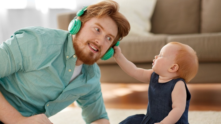 Vater mit Kopfhörern und Kind